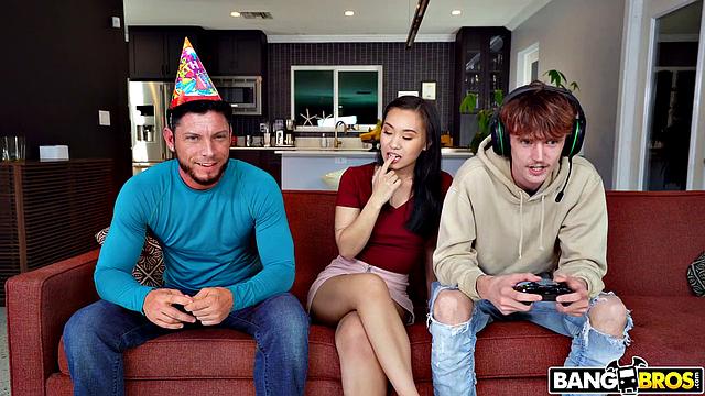 Кимми Кимм сосет член дяде парня, пока тот залипает в приставку: домашний семейный сюрприз с иронией судьбы.