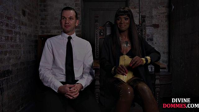 Strapon Ebony spreading man's ass