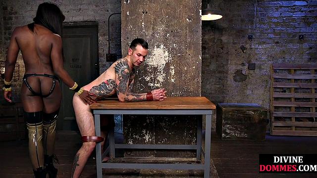 Strapon Ebony spreading man's ass