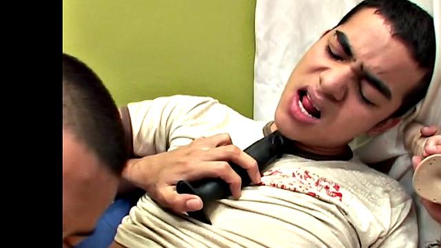 Уильям глубоко отсасывает Кристобалю и играет с игрушками для взрослых, пока оба получают мощный кайф от мужского секса.