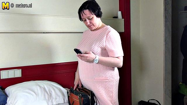 бельгийская зрелая ласкает мокрую киску и мечтает о члене