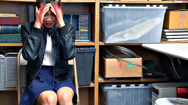 пышная блондинка и азиаточка жарко трахаются в офисе