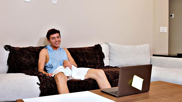 отчим застает сына на вебке и вливается в страсть