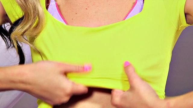 блондинка трахается стеклянным дилдо и кончает струей