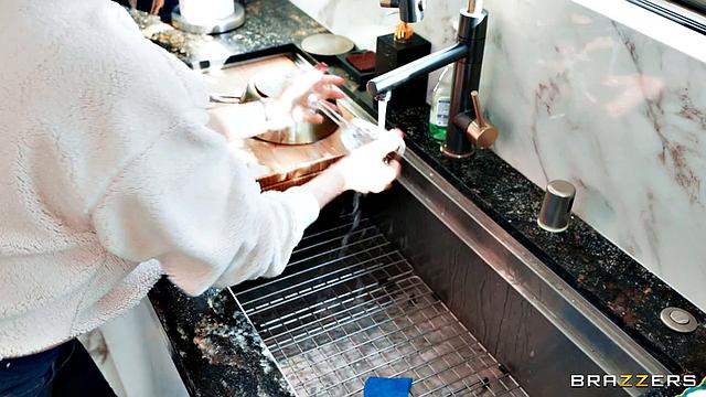 Эта рыжая соседка MILF не может устоять перед бывшим