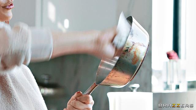 Эта рыжая соседка MILF не может устоять перед бывшим