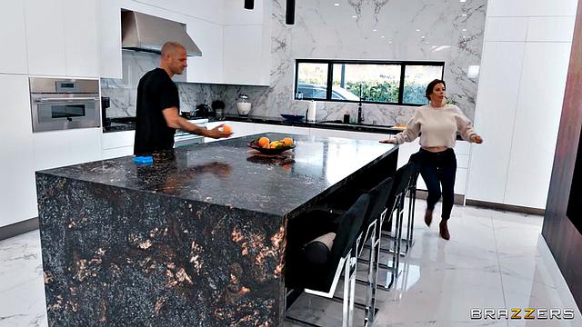 Эта рыжая соседка MILF не может устоять перед бывшим