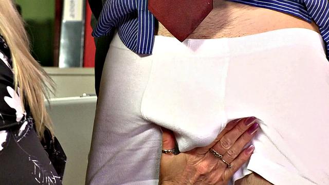 чарли роуз раздвигает ноги перед адвокатом и требует здоровый член