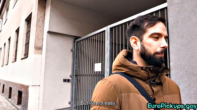 Бородатый мужик сосет волосатый член на камеру в гей-сцене.