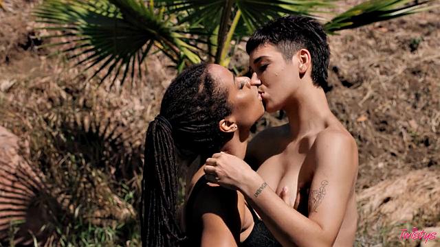 Бруклин Грэй теряется в лесу, но Кира Нуар спасает и обе не могут удержаться друг от друга у костра, страстно лижут и доводят до оргазма на природе.