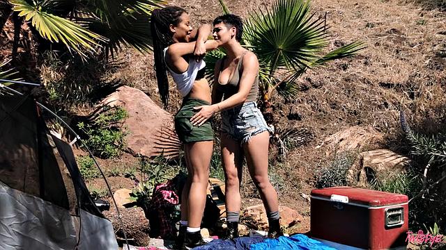 Бруклин Грэй теряется в лесу, но Кира Нуар спасает и обе не могут удержаться друг от друга у костра, страстно лижут и доводят до оргазма на природе.