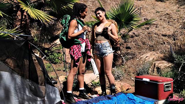 Бруклин Грэй теряется в лесу, но Кира Нуар спасает и обе не могут удержаться друг от друга у костра, страстно лижут и доводят до оргазма на природе.