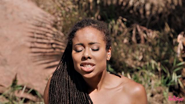 Бруклин Грэй теряется в лесу, но Кира Нуар спасает и обе не могут удержаться друг от друга у костра, страстно лижут и доводят до оргазма на природе.