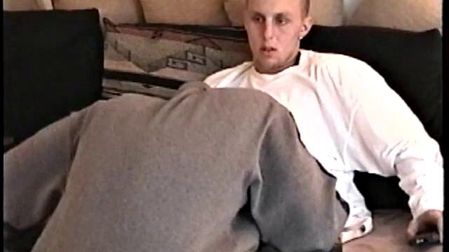 Дейви не сдерживает стояк и ловит сперму глубоко в горле