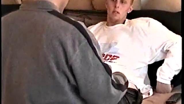 Дейви не сдерживает стояк и ловит сперму глубоко в горле