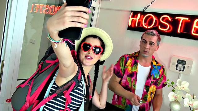 селфи-дива в трусах сосёт и дрочит-арендодатель такого точно не ждал