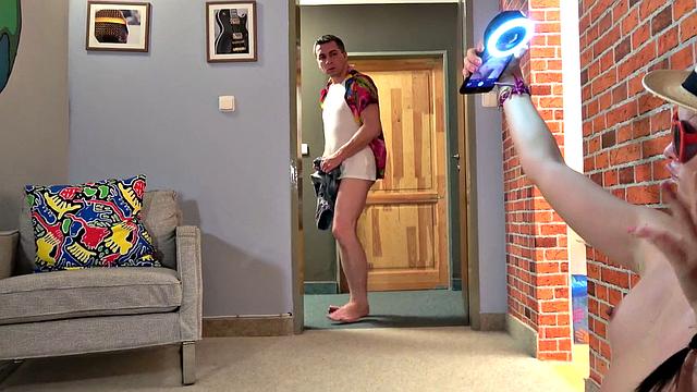 селфи-дива в трусах сосёт и дрочит-арендодатель такого точно не ждал