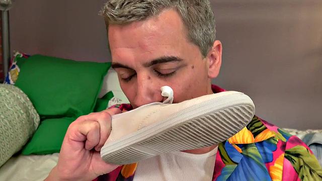 селфи-дива в трусах сосёт и дрочит-арендодатель такого точно не ждал