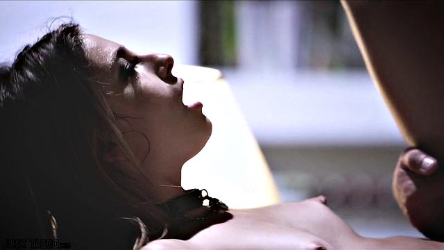 Две подруги устраивают жаркий секс с учителем втроём, не сдерживая страсти в классе, Kristen Scott и Jill Kassidy не упускают шанс кайфануть вместе с Charles Dera и Small Hands.