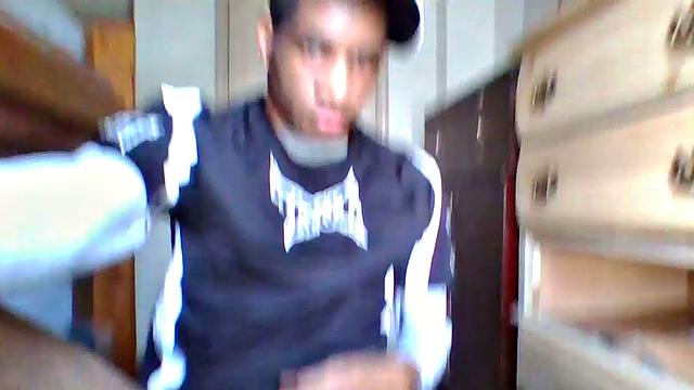 черный красавчик дрочит свой агрегат на камеру-тут без шансов для скромных