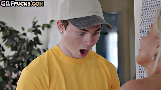 Зрелая блондинка скачет на любовнике и шутит про пенсию - как на карусели для взрослых!