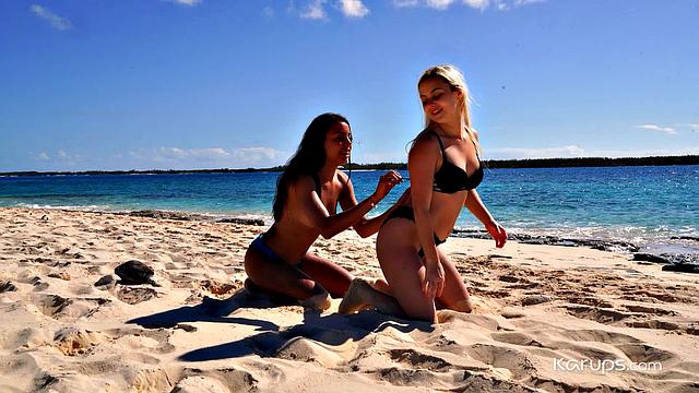 Aria Banks и Rachel Rivers трахаются по-взрослому в pov формате.