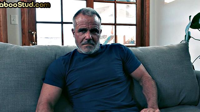 зрелый мужик трахается с пасынком без резинки на глазах у другого
