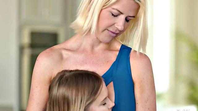 Dyke bae seduces lesbian BFF before eating her pussy