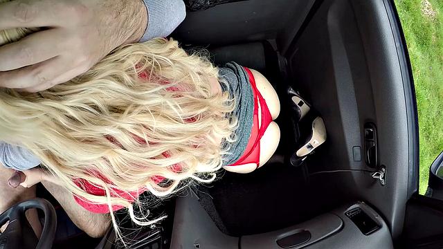 Эмбер Джейн устраивает шоу с сиськами и дрочкой - такси теперь мой любимый транспорт