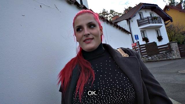 розовая тётка с огромной жопой на свежем воздухе радует ртом и жопой