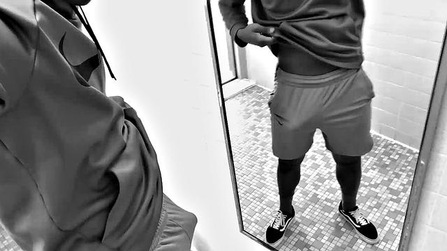 Крис дрочит свой большой член в общественном туалете