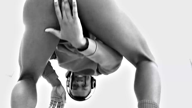 Крис дрочит свой большой член в общественном туалете