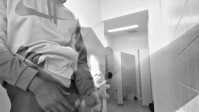 Крис дрочит свой большой член в общественном туалете