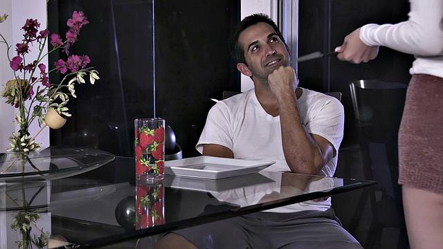 Джиллиан Джансон признаётся мужу в жарком офисном трахае