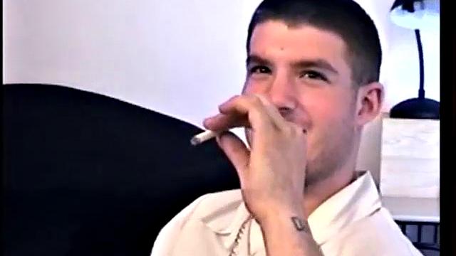 Пацан с прямой ориентацией выдает сперму, а приятель ловит момент