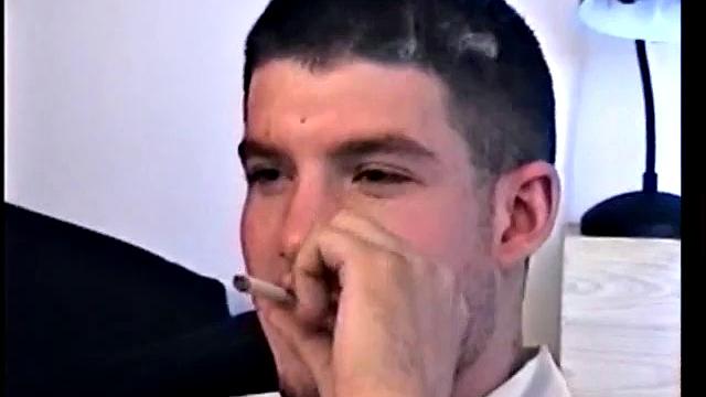 Пацан с прямой ориентацией выдает сперму, а приятель ловит момент