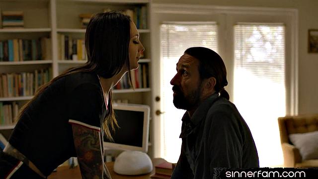 Татуированная пассия скачет на отчиме и берет в рот