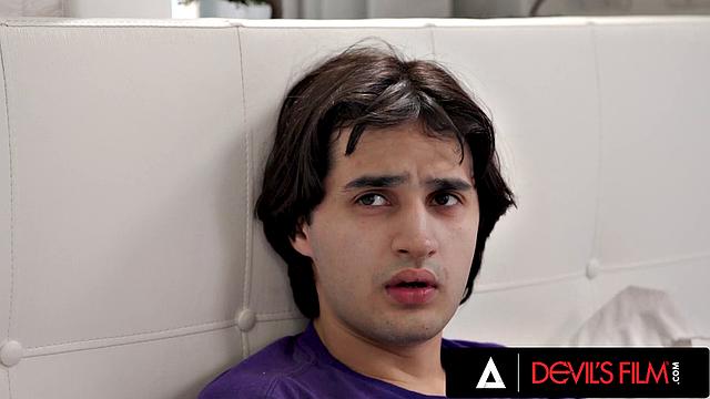 Анни Кинг помогает пасынку справиться с желанием, трахая его как настоящая милая мачеха.