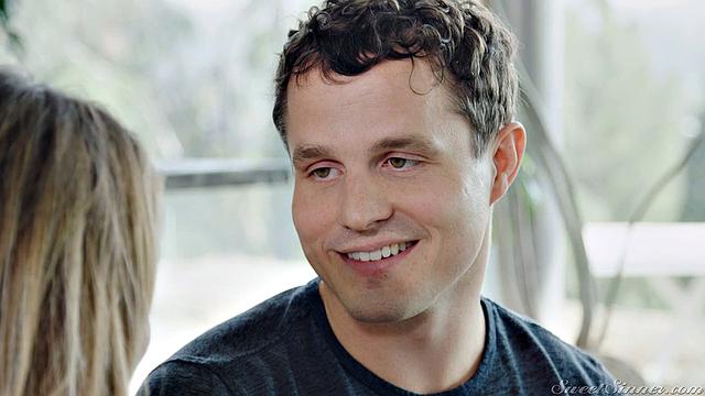 Опытная мамочка соблазняет молодого жеребца Роби Апплса и устраивает жаркую измену в гостиной.