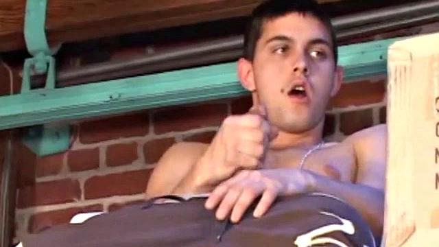 TJ Kummings доводит себя до предела и заливает экран спермой