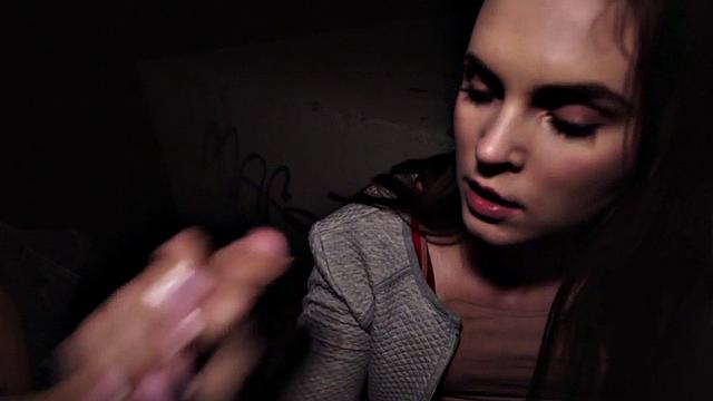 оцени как грудная красотка сосёт и скачет на члене за деньги