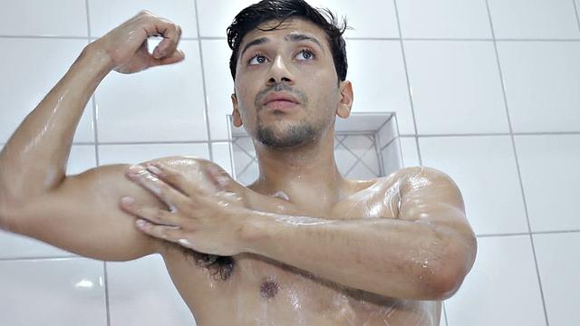 брюнетка в белье дрочит и получает сперму на лицо