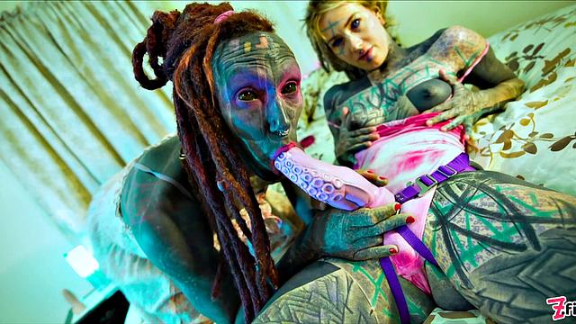 Татуированные транс-партнеры развлекаются страпоном и фистингом по полной программе.