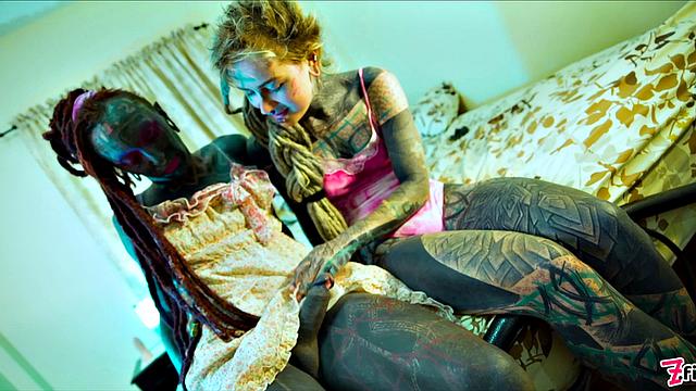 Татуированные транс-партнеры развлекаются страпоном и фистингом по полной программе.