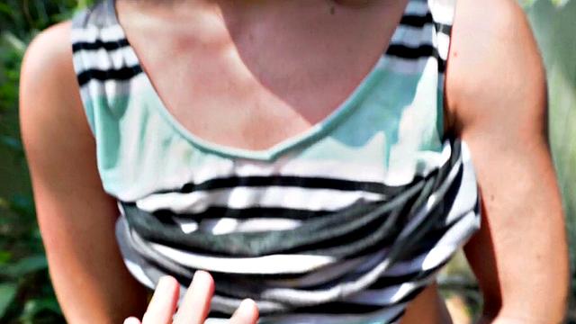 деньги превращают нахальную вуайеристку в уличную шлюху