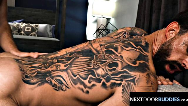 Twink Stranger Tops Bearded Muscle - NextDoorBuddies