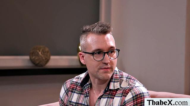 Смотрю, как мой муж трахается с яркой транской прямо передо мной - Ariel Demure и River Lynn в деле.