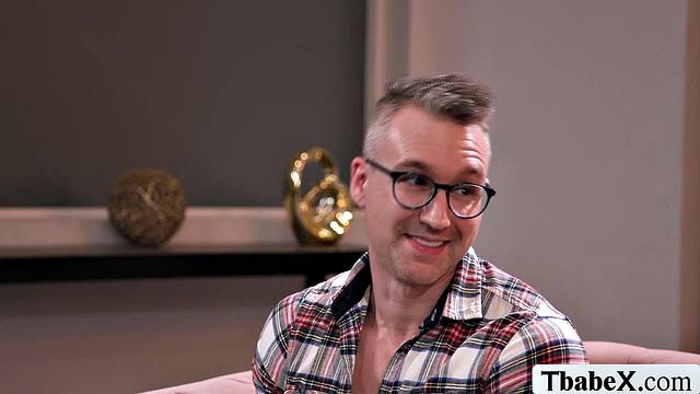 Смотрю, как мой муж трахается с яркой транской прямо передо мной - Ariel Demure и River Lynn в деле.