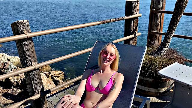 Creaming in Marilyn's Muff