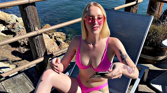 Creaming in Marilyn's Muff